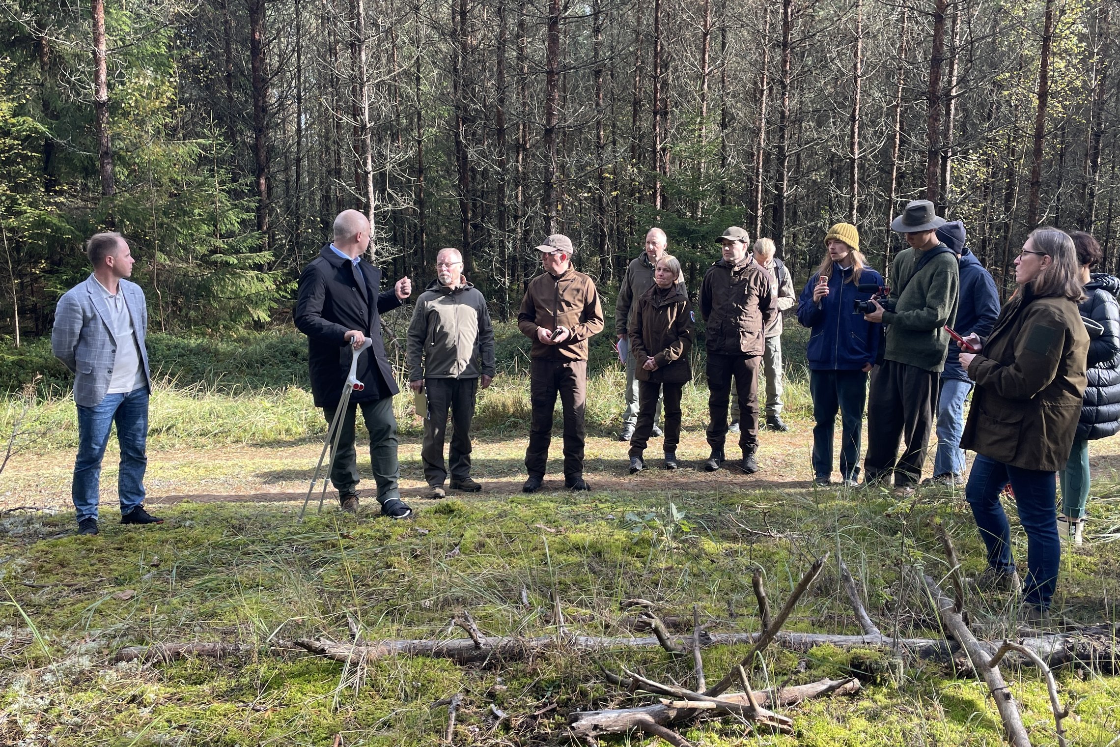 Nuotraukoje - Aplinkos ministras Simonas Gentvilas ir atsakingų institucijų atstovai lankosi Šimonių girioje.