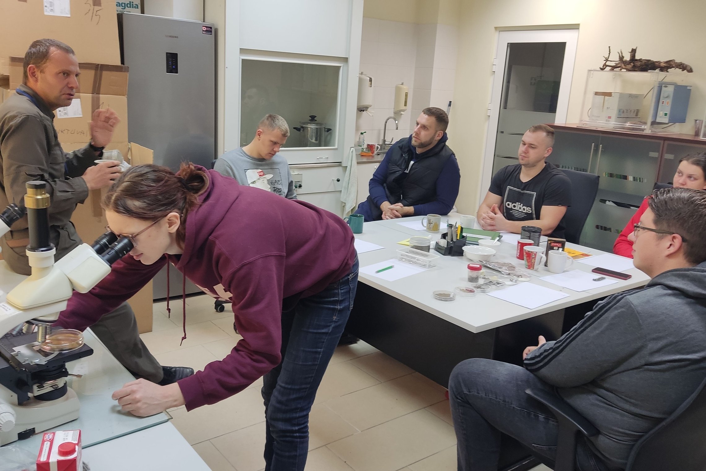 Vytauto Didžiojo universiteto studentai lankosi Valstybinės miškų tarnybos Miško sanitarinės apsaugos skyriaus laboratorijoje
