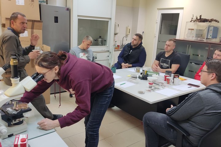 Vytauto Didžiojo universiteto studentai lankosi Valstybinės miškų tarnybos Miško sanitarinės apsaugos skyriaus laboratorijoje