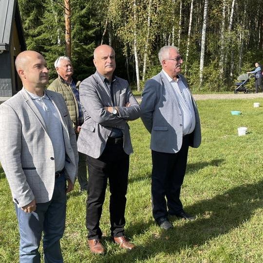 Valstybinės miškų tarnybos direktorius Saulius Vasilauskas, Valstybinės saugomų teritorijų tarnybos direktoriaus pavaduotojas Albertas Stanislovaitis, kiti svečiai stumbryno atidaryme