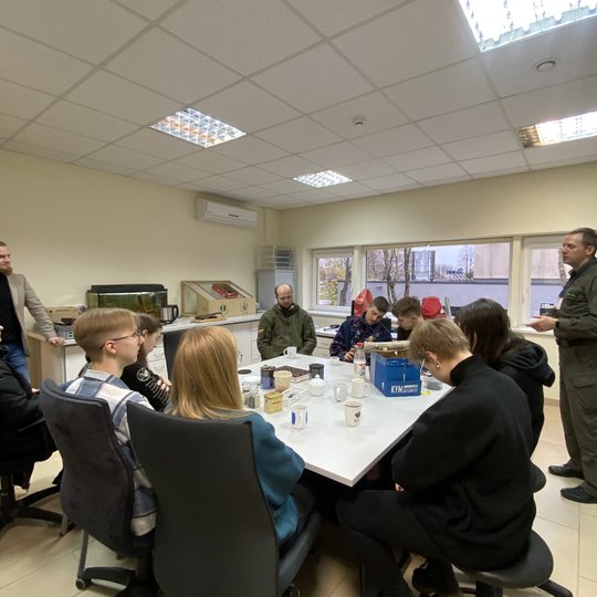 Studentai sėdintys laboratorijoje