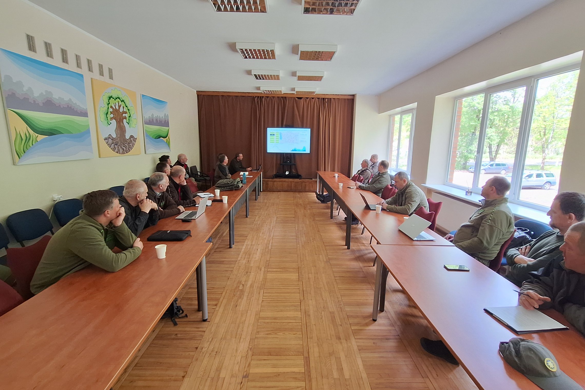 Posėdyje sėdintys posėdžio dalyviai